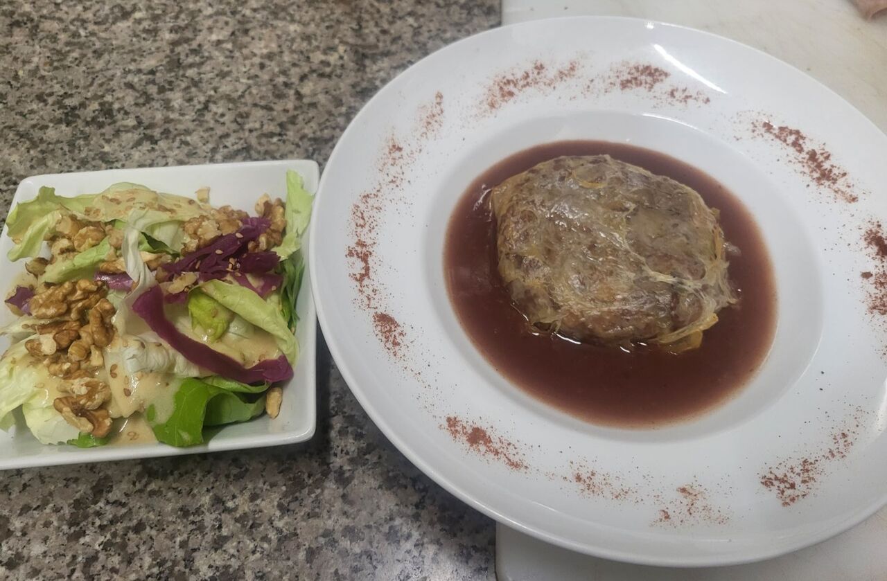Tourtiere de confit de canard sauce vin rouge et salade aux noix et sesames