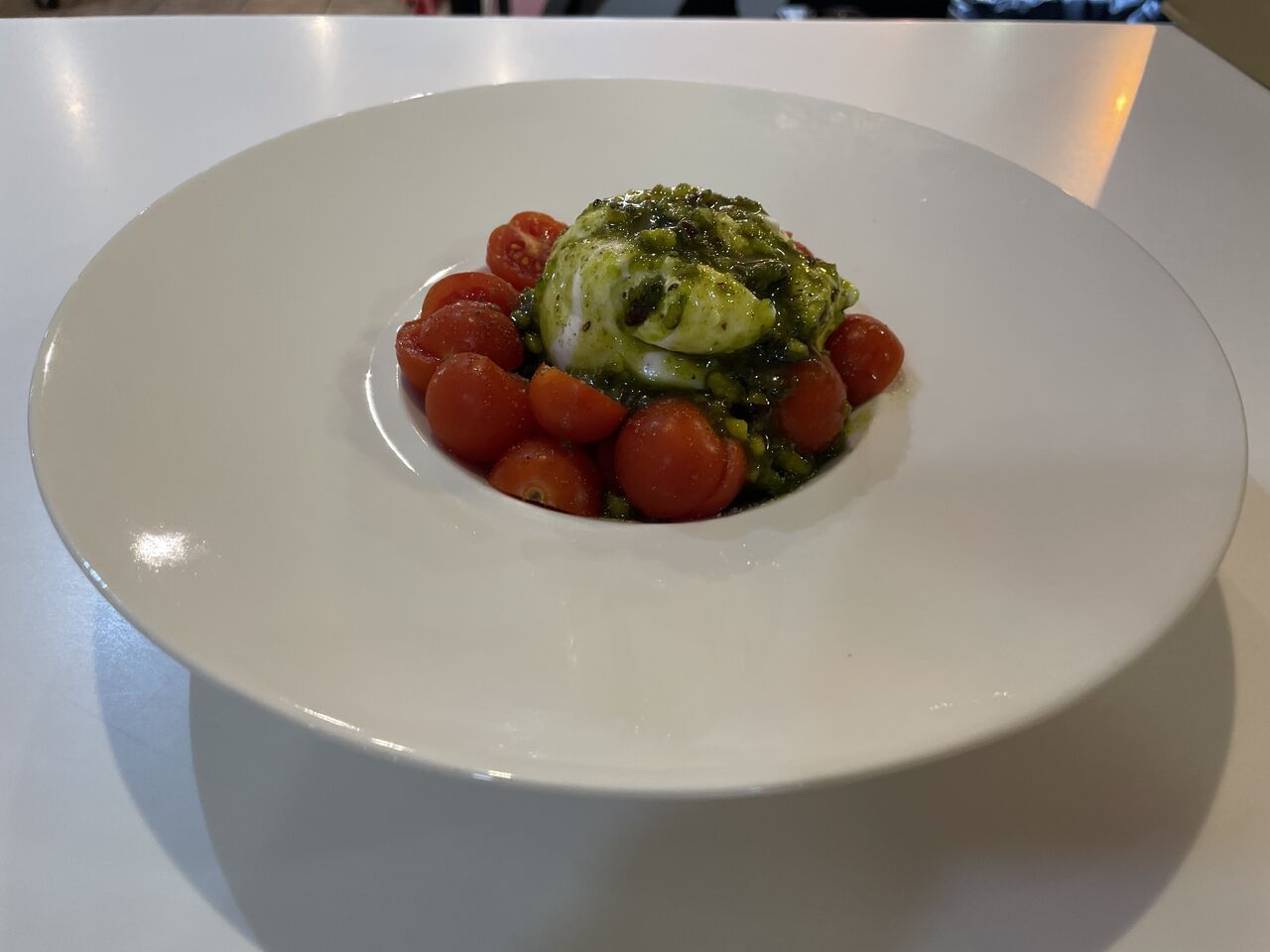 Ensalada de Burrata con cherrys y pesto de pistacho