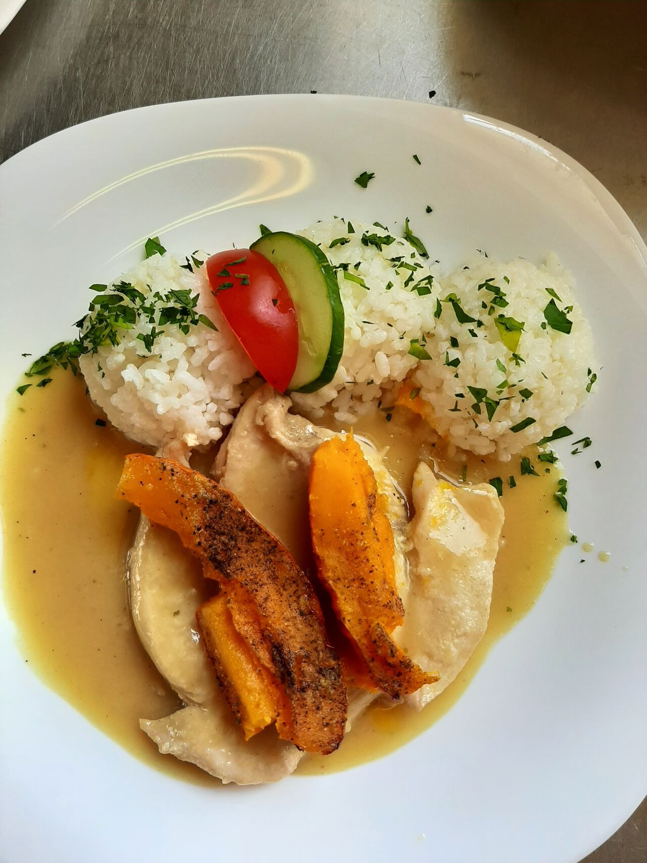 Kuracie prsia s grilovanou tekvicou hokaido. 