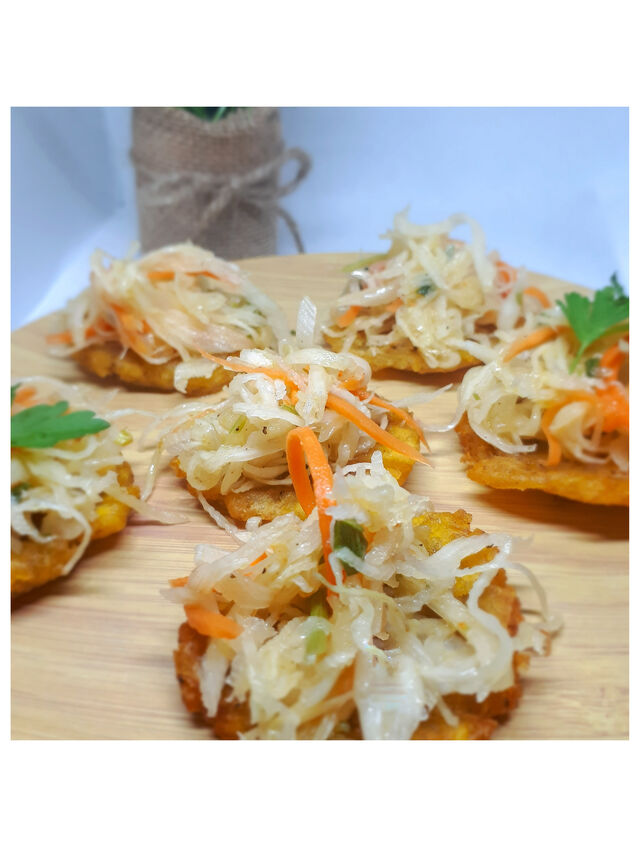 Toast de banane pézé , piklies ( choux / carotte épicé )