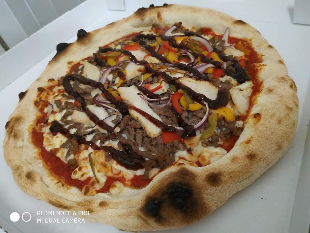 Buffalo 13€base tomate / mozzarella / viande hachée / émincé de poulet / poivrons / oignons rouges / sauce barbecue 