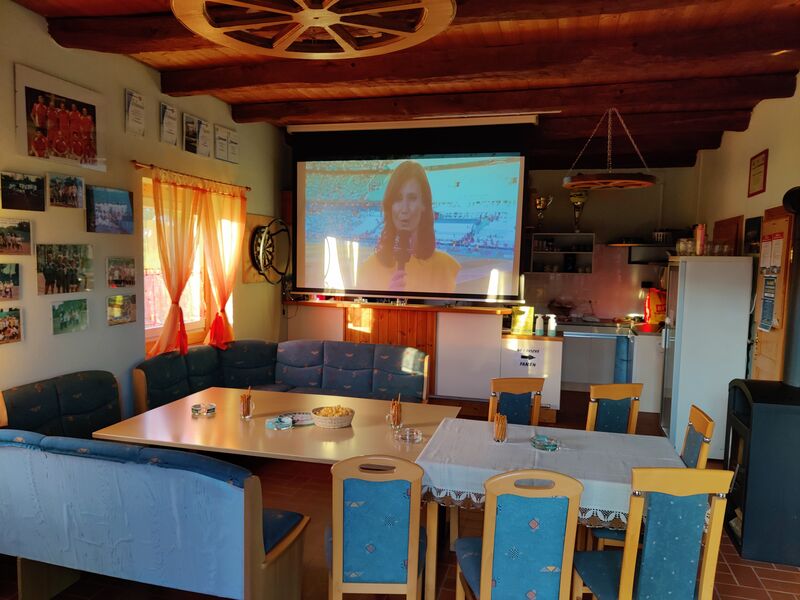 Fußball oder Tennis schauen auf unserer Leinwand