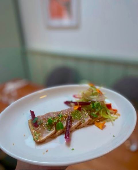 Tataki d'espadon au sésame, citron vert et passion