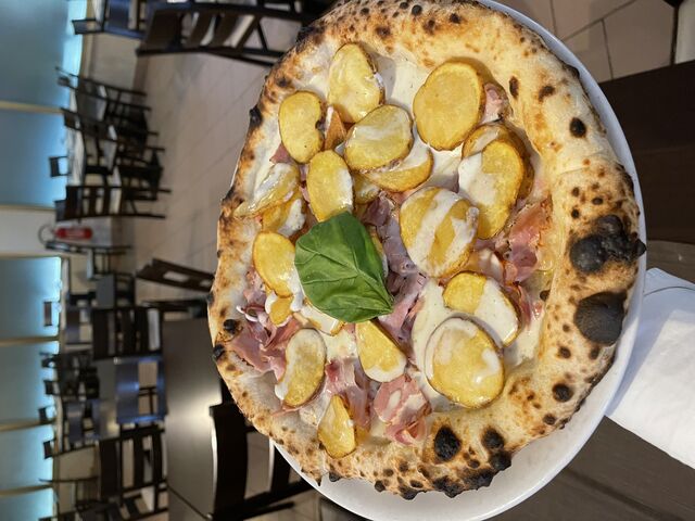 PIZZA DEL BOMBER: mozzarella, porchetta, chips di patate e fonduta di parmigiano.