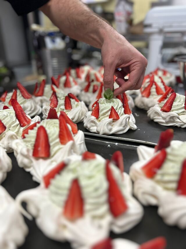 DESSERT DU JOUR (pavlova basilic & fraise)