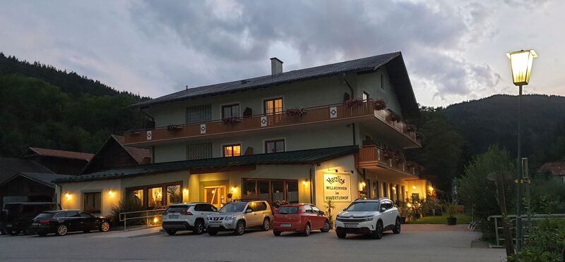 Hubertushof bei Nacht