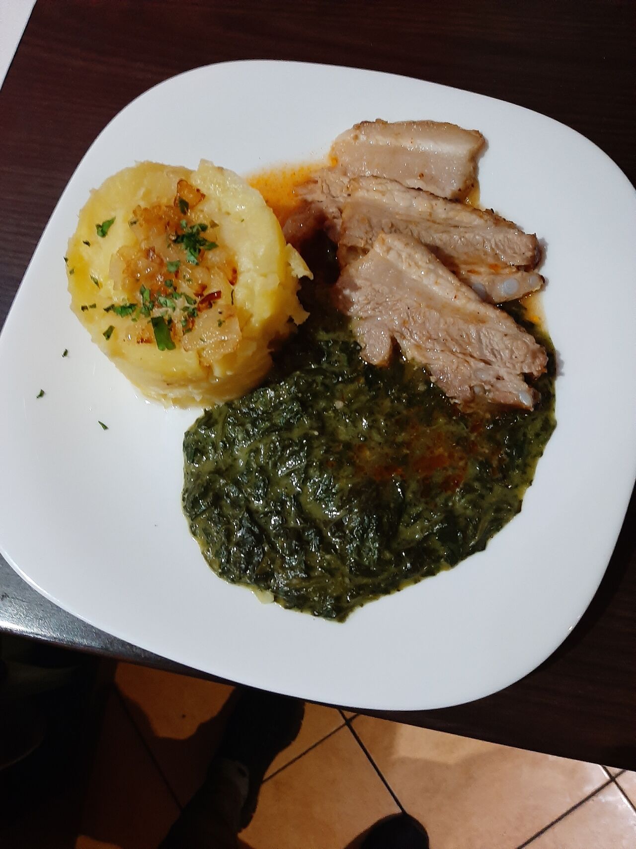 Pečený bôčik so špenátom a varenými zemiakmi.