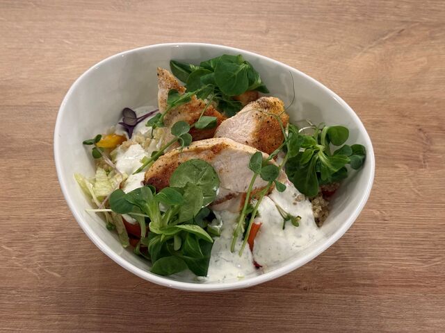 ŠALÁT: Zeleninový quinoa šalát s grilovanými kuracími plátkami a smotanovo-kôprovým dresingom 