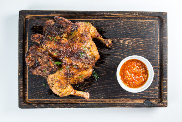 Курча Тапака з аджикою.