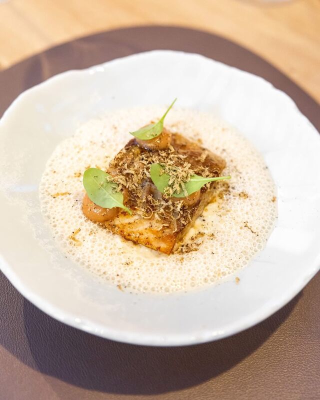 L'esturgeon rôti au beurre, Risotto au cèleri, Sauce vin jaune, Poire, Truffe 