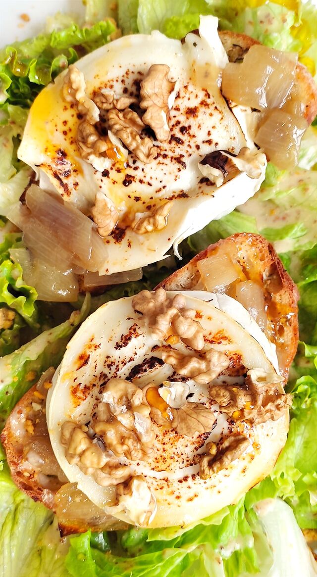 Salade de chèvre chaud au miel et noix