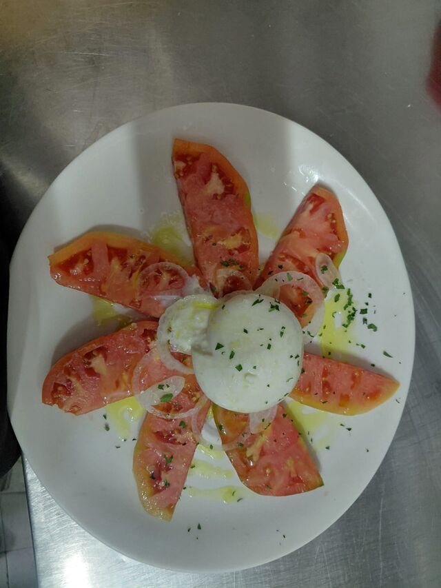 ENSALADA DE TOMATE Y QUESO BURRATA