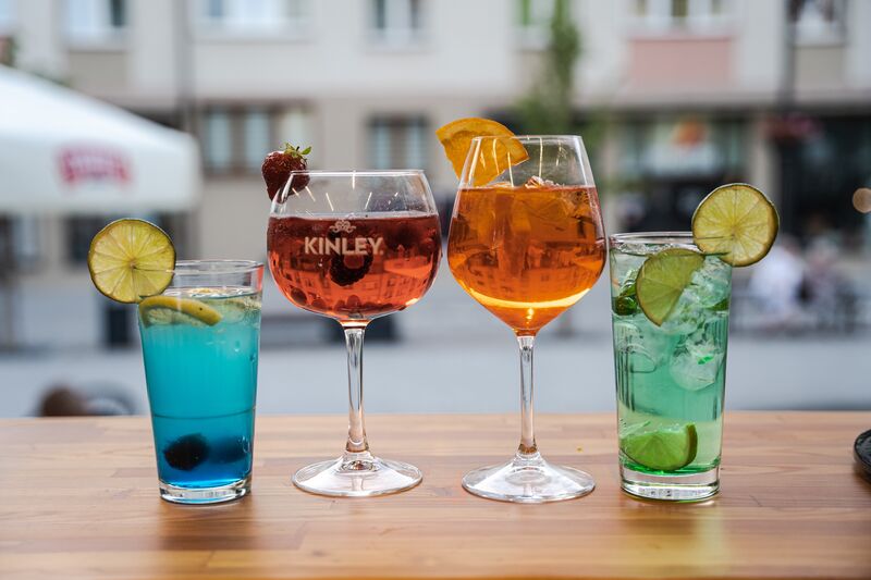 👉🏻 Nowość! Drinki w Szklarni! 🏖
🍹 Niebieska Laguna, Pink Gin, Aperol Spritz oraz Bacardi Mohito! 🎉
Skusicie się? 🤩