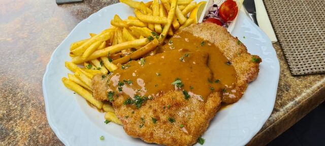 Impression aus der Küche - Rahmschnitzel mit Pommes