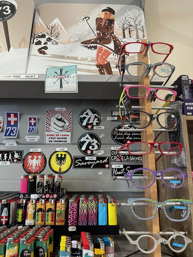 Briquets, lunettes loupe