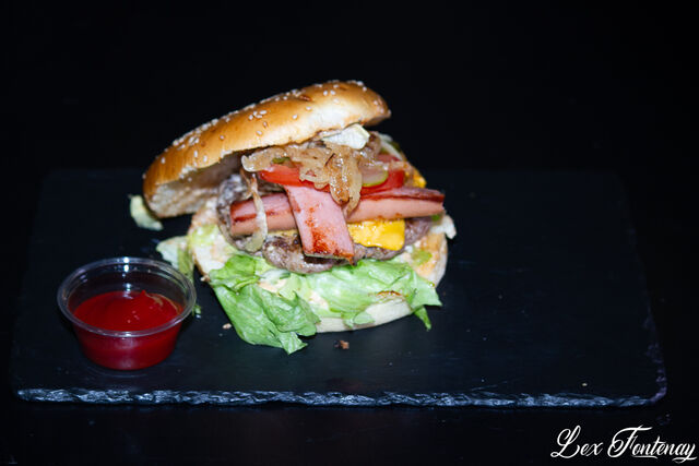 Quand on parle d'originalité.... quelqu'un aurait pensé trouver une knack dans votre burger ? 