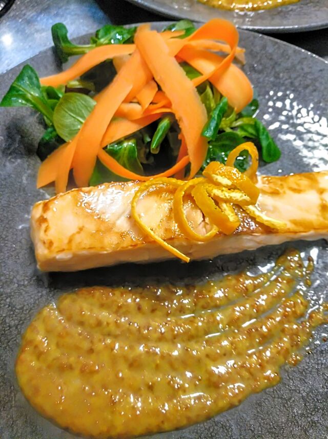 SALMON A LA PLANCHA CON VINAGRETA DE MOSTAZA Y MIEL