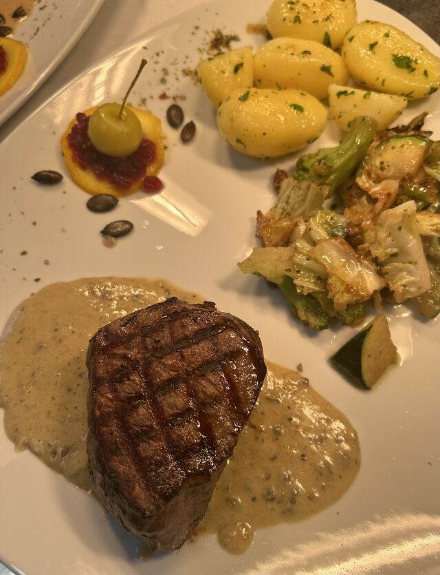 Rinderfilet Black Angus mit Wirsinggemüse und Petersilienkartoffeln