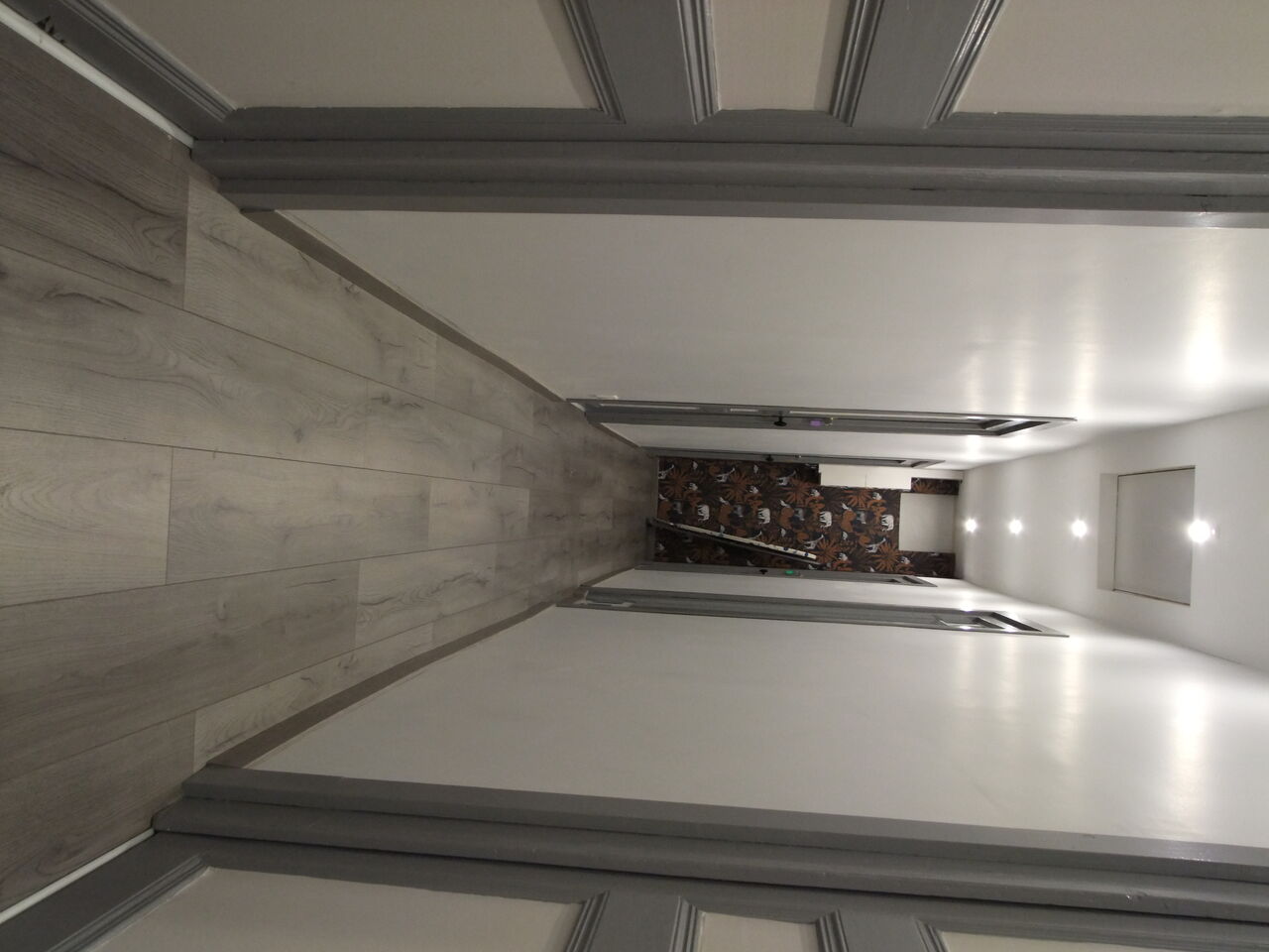 Etage, couloir d'accès aux chambres. 