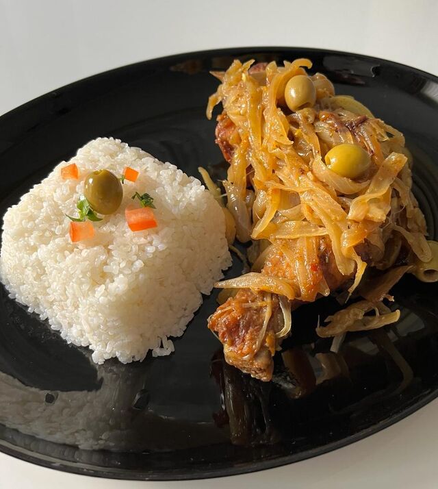 YASSA AU POULET ET SA SAUCE OIGNONS OLIVES CITRON!!!
HUUUUMM😋😋😋