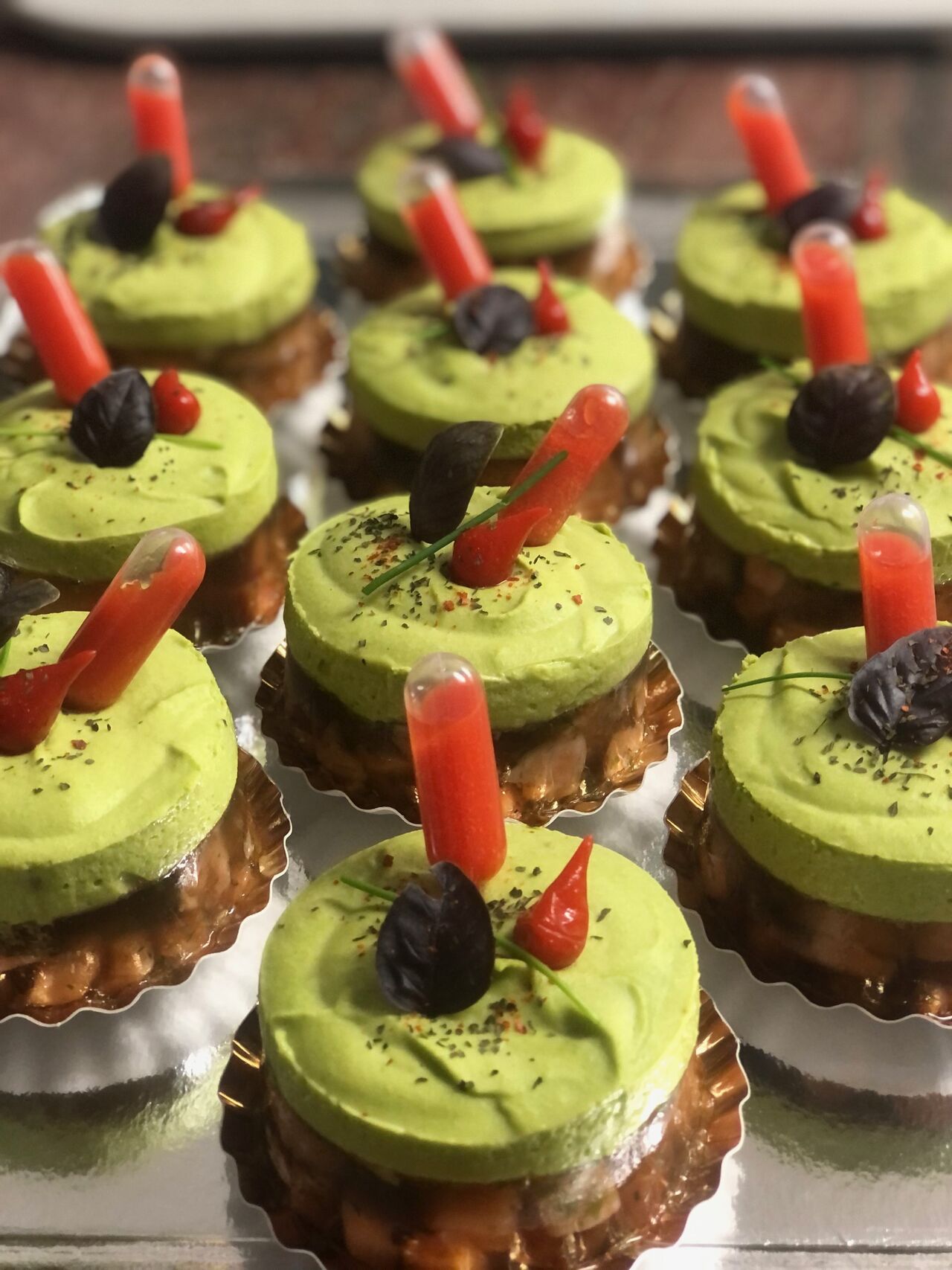 Duo de saumon frais et saumon fumé - bavaroise de petits pois - coulis de poivrons rouges