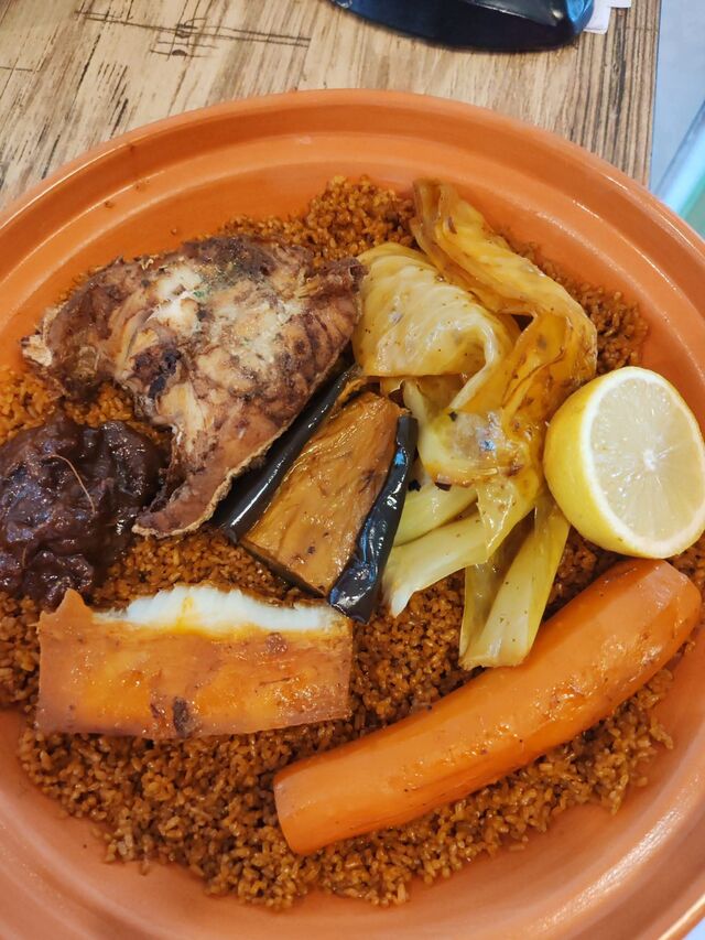 Thie bou Dien Pur régal de riz cassé 2 fois mijoté avec des légumes frais ,du poisson et de la sauce tomate.