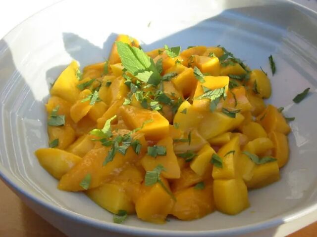 je vous propose cette soupe fraîcheur au goût étonnant, grâce au mariage entre la mangue et la menthe 