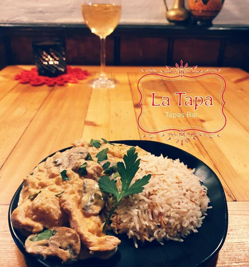 Hühnerbruststreifen in einer sahnigen Champignon Blumenkohl sauce dazu medeteranischer Butter Reis 