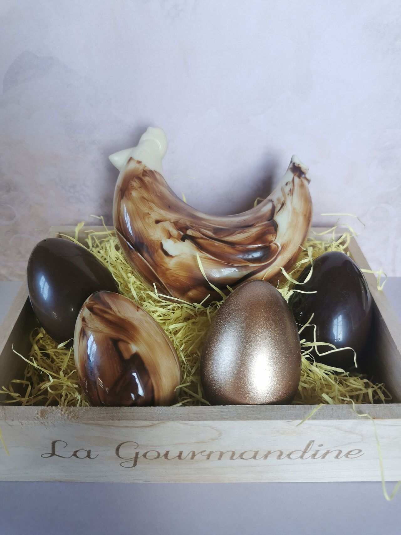 Poule et ses 4 oeufs Dans cagette bois (différentes couleurs disponibles) 