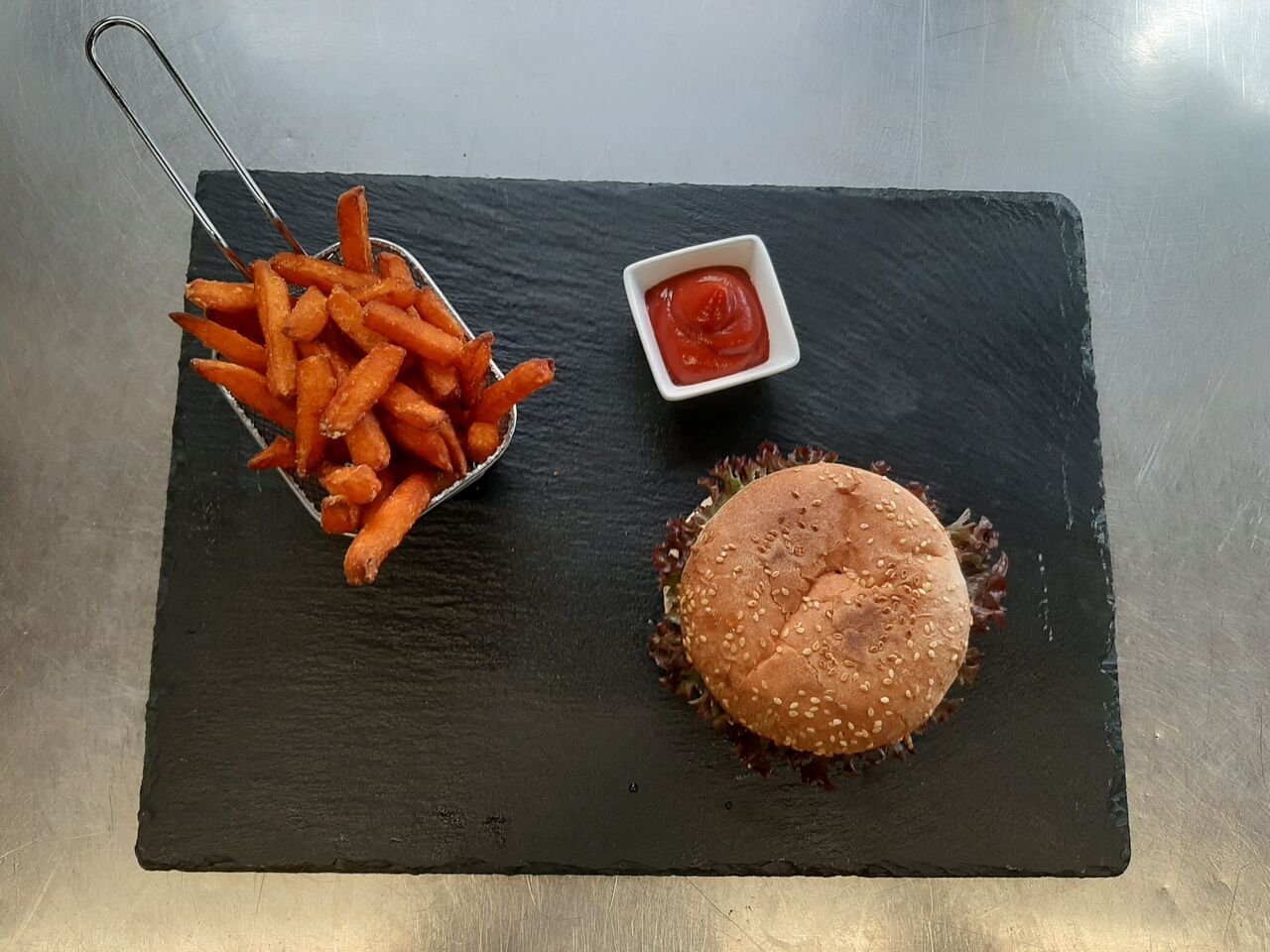 Hamburger mit Süßkartoffel-Pommen