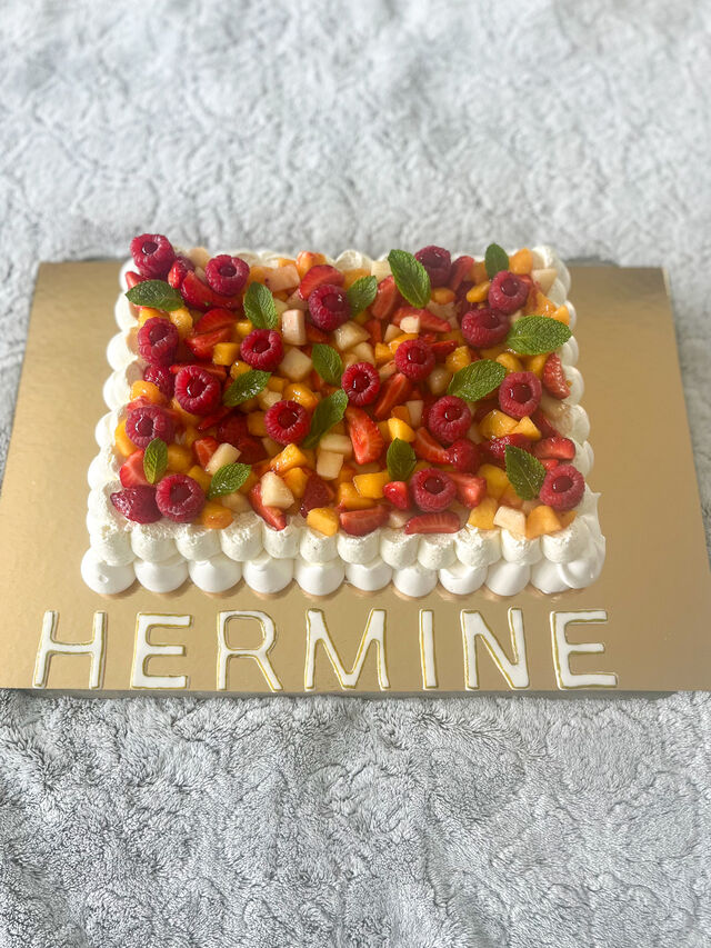 Pavlova d’anniversaire aux fruits de saison (forme rectangulaire)