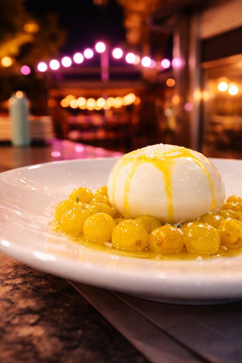 Burrata cremosa con uvas asadas, miel y tomillo.