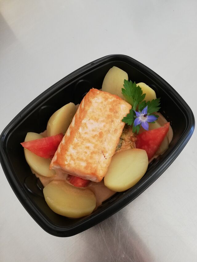 Mi cuit de saumon, fondue de poireaux, pommes de terre fondantes et un p'tit jus cremé de crustacés 