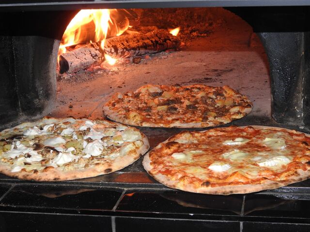 Nos délicieuses Pizzas au feu de bois ! 