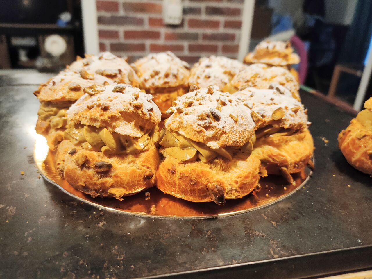 Paris-Téhéran (Couronne de choux : crème pâtissière à la pistache, pistaches torréfiées et concassées)