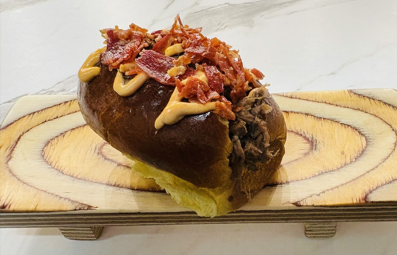 Bocadito de brioche relleno de carrillera ibérica,mayonesa de tomate y crujiente de jamón