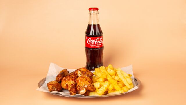 Spicy Chicken Wings mit Pommes Frites, Mayo und Ketchup