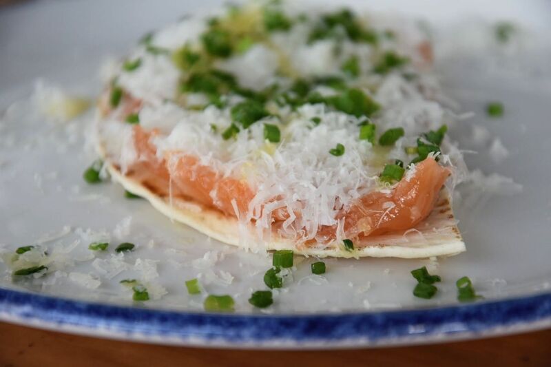 Tortilla con salmone, formaggio grananglona, olio al tartufo, erba cipollina