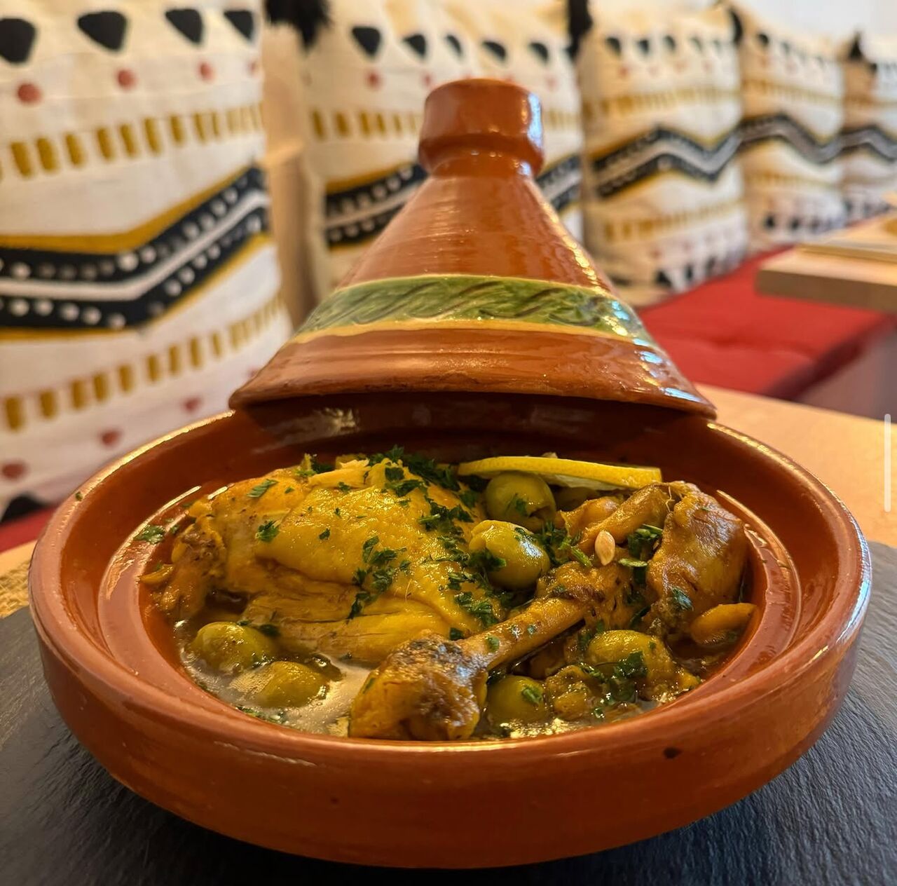Tajine de pollo marroquí con aceitunas / Moroccan chicken tagine with olives
