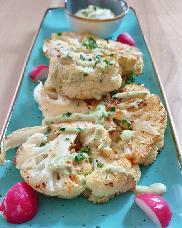 Gebratene Blumenkohlsteaks in hausgemachter Pesto-Creme