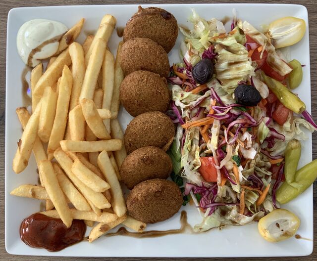 Falafel Teller mit Pommes