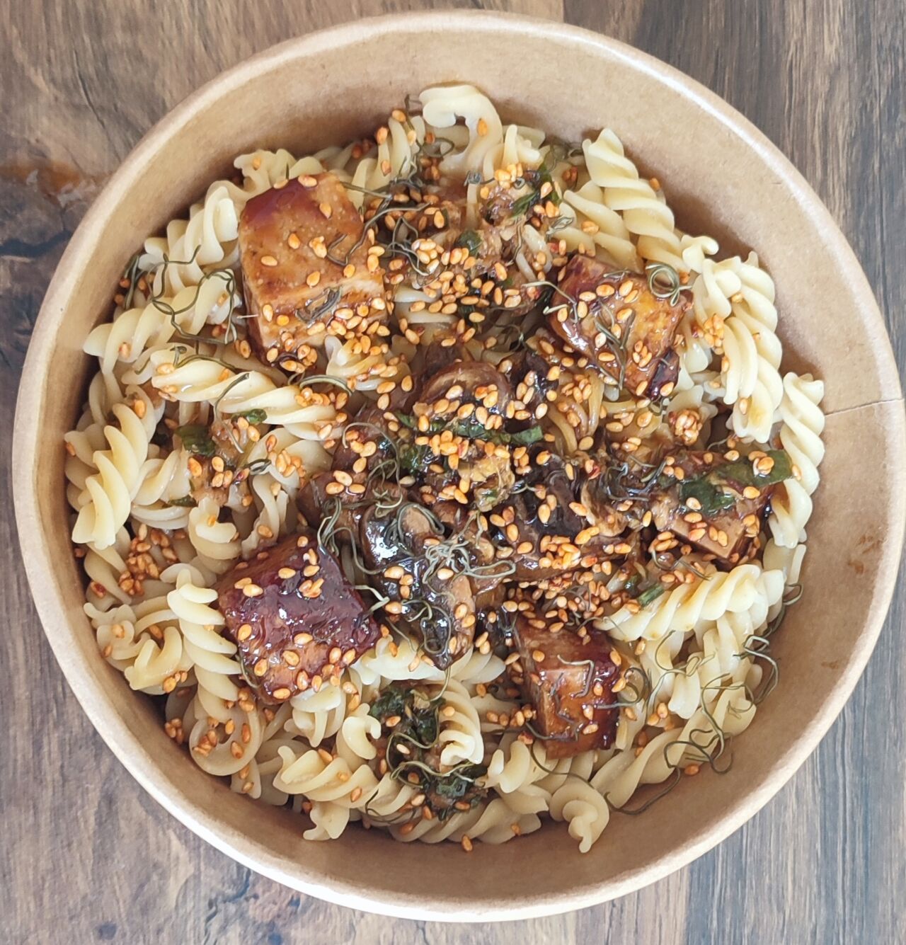 Fusilli Tom Kha Kai, tofu teriyaki