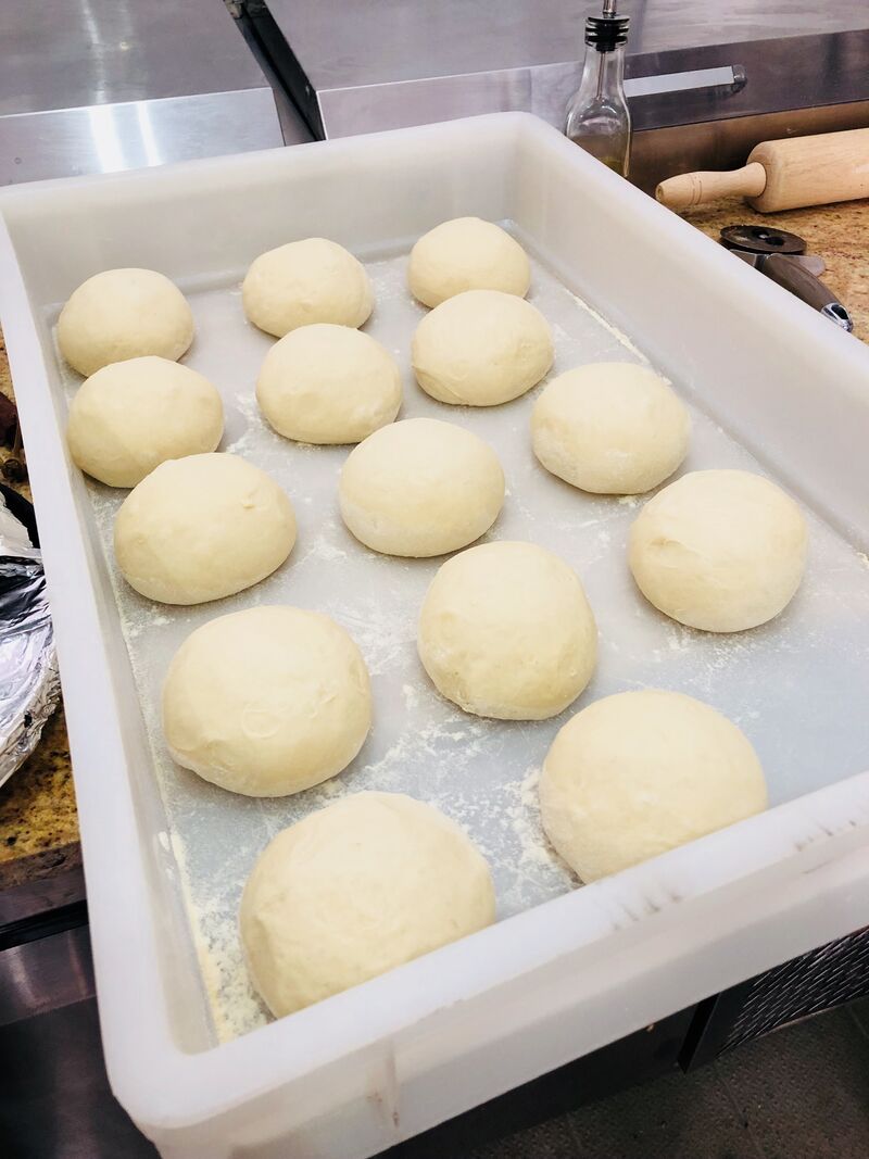 Pizza Lesignya en préparation 