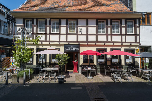 Genießen Sie Herzhafte oder Süße, Kaffee oder kühle Getränke sowie das beste Eis aus der Eifel auf unserer Außenterrasse