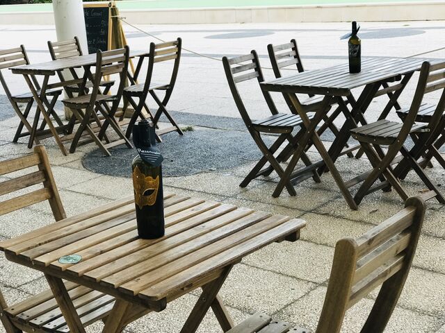 Esplanada ampla, em espaço verde com vista para o lago.