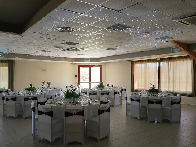 Salle de réception avec tables rondes et décoration
