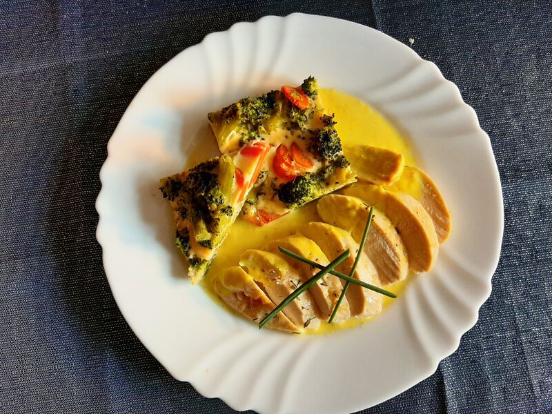 Flan légumes, escalope de poulet cuit à basse température sauce crème poivron rouge corsé à l'ail 