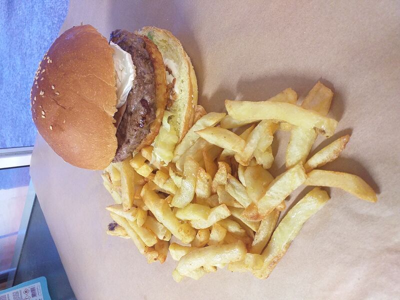 Burger chèvre bacon avec une galette de pomme de terre