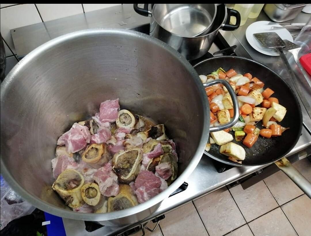 Hier die ersten Schritte einer Jus. Grund Produkt für einige Soßen.