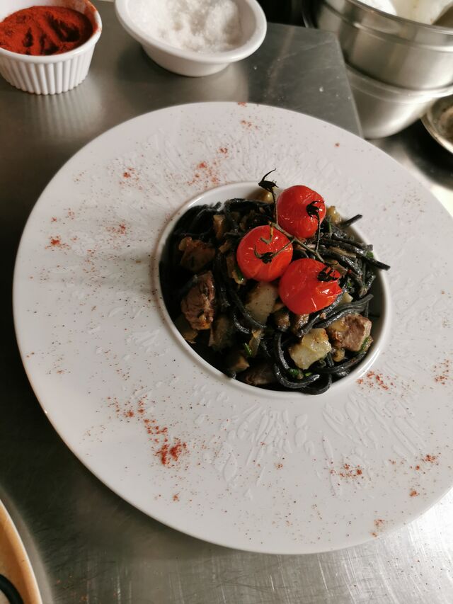 Artichaut confits linguine encre se seiche thon frais fumet de poissons